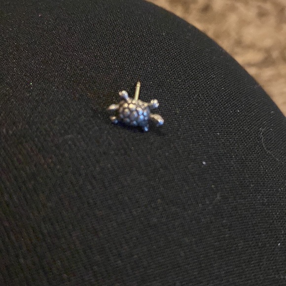 tiny sea turtle cartilage earring - Picture 4 of 4